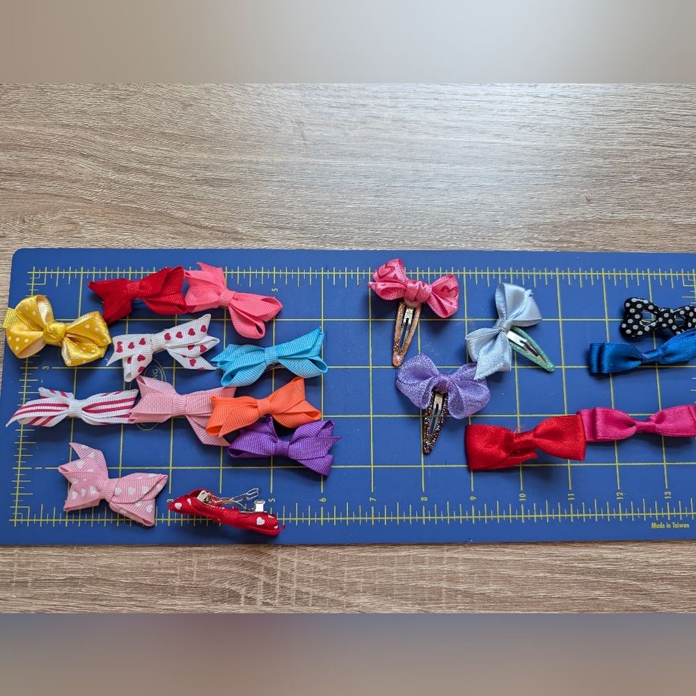 18 Ribbon Hair Bows/ Clips, small, lots of colors, for baby, crafts